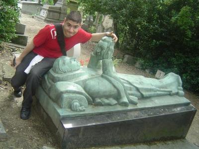 EN LA TUMBA DEL POETA CA&Iacute;DO EN PAR&Iacute;S