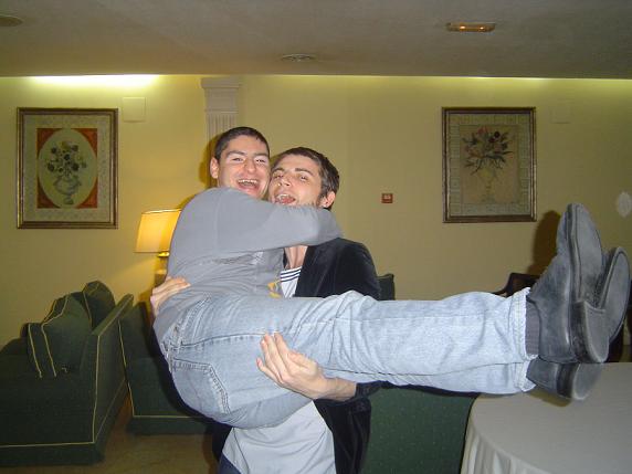 PAP&Aacute; RAUL COGIENDO UN SACO DE PAPAS