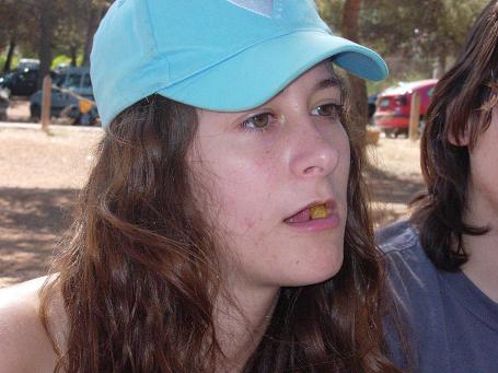 EL CHEETOS SE TE HA QUEDADO EN LA BOCA, OLGA